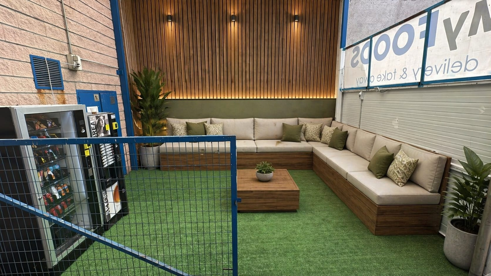 Zona de descanso para riders de MyFoods con sofás, vending y luz de día